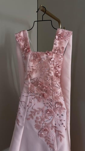 فستان سهره بأكتاف طويله من الخلف