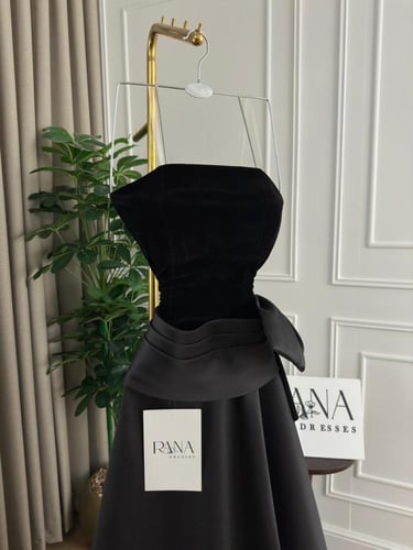 فستان مخمل أسود بلمسة فاخرة