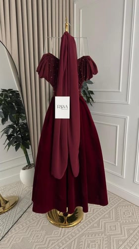 فستان مخمل جوخ ميد بتطريز انيق على الصدر