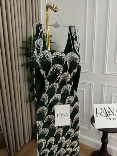 "فستان زيتوني فاخر مطرّز بالكامل بحبات لامعة تم