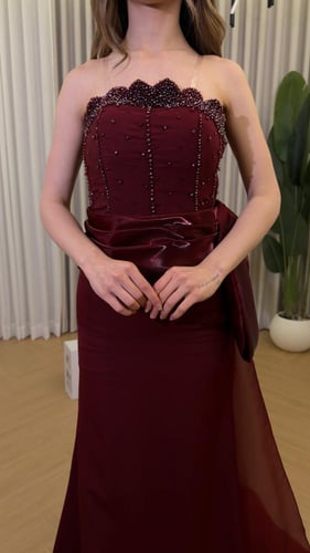 فستان فاخر بلمسة أنثوية جذابة