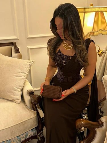 فستان بني مطرز