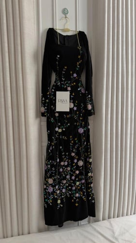 فستان أسود مطرز بتفاصيل فاخرة