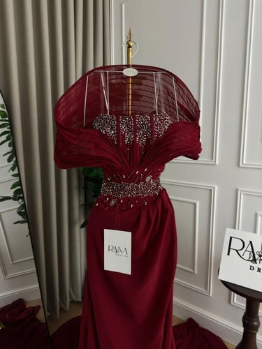 فستان ملكي بلون أحمر عميق