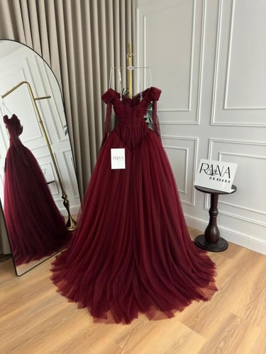 فستان خمري فخم يبرز الأنوثة