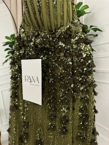 فستان زيتوني مطرّز بلمعة فاخرة وجميله