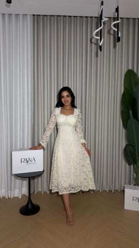 فستان كريمي ناعم بأسلوب راقي