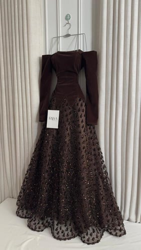 فستان سهرة راقي بخامة فاخرة