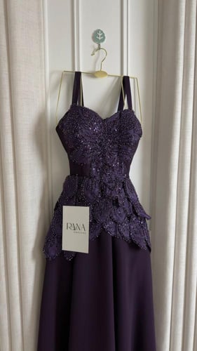 فستان سهرة بتفاصيل فخمة