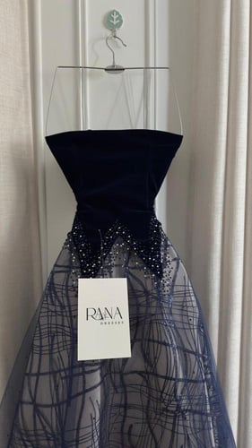 فستان كحلي ملكي بتصميم ساحر