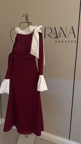 فستان بكتف مكشوف مزخرف بلكريستال وأكمام طويلة مميز...