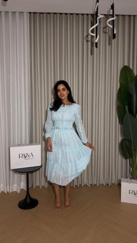 فستان أزرق فاتح بإحساس فاخر