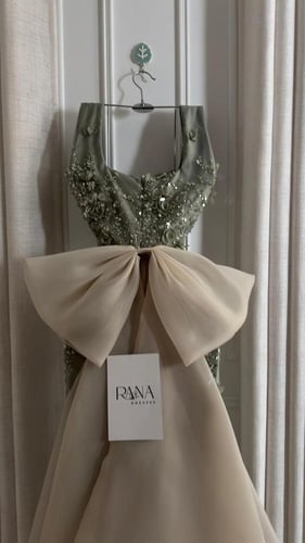 فستان زيتي مطرز بالورود