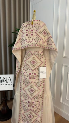 فستان أنيق بطابع تقليدي