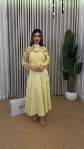 فستان أصفر بأنوثة ناعمة ساحرة