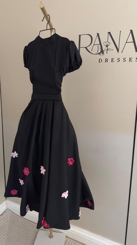 فستان أسود أنيق مزين بورود ملونة بتدرجات الوردي فو...