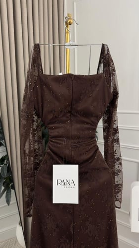 فستان بني دانتيل مزين بفصوص