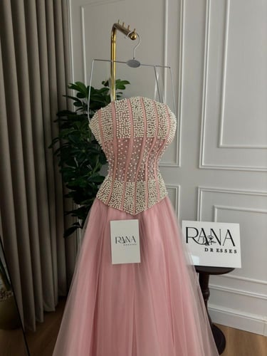 فستان فخم بلمعة لؤلؤية براقة