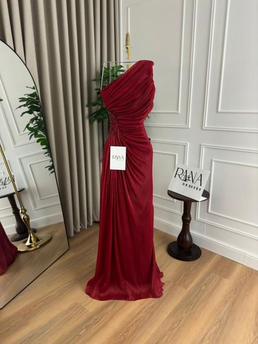 فستان سهرة ناعم بقصة راقية