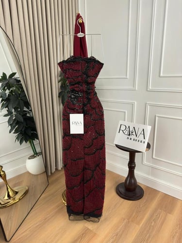 فستان ملكي بتطريز أسود لامع