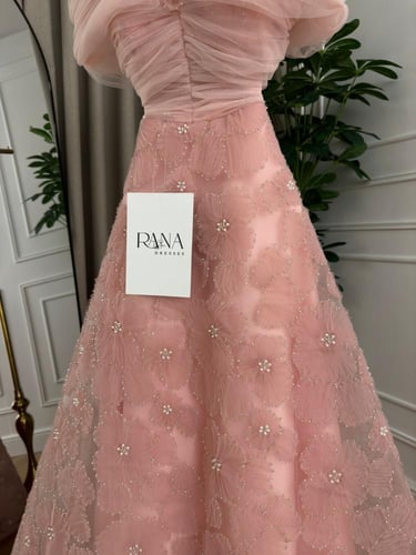 فستان وردي بفيونكة تول كبيرة