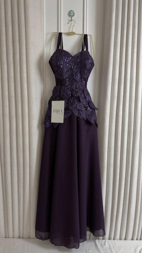 فستان سهرة بتفاصيل فخمة