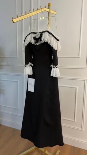 فستان أسود أنثوي بتفاصيل فاخرة