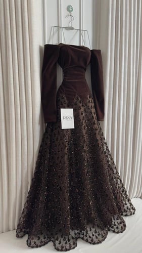 فستان سهرة راقي بخامة فاخرة