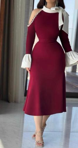 فستان بكتف مكشوف مزخرف بلكريستال وأكمام طويلة مميز...