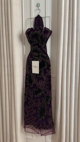 فستان سهرة موف مطرّز بالخرز الذهبي