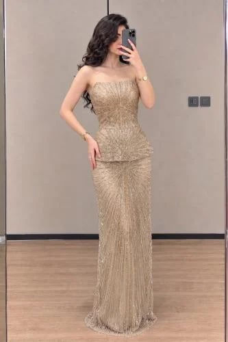 فستان ذهبي فاخر مرصع بالكامل.