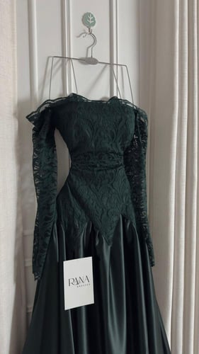 فستان أخضر فخم بخامة راقية