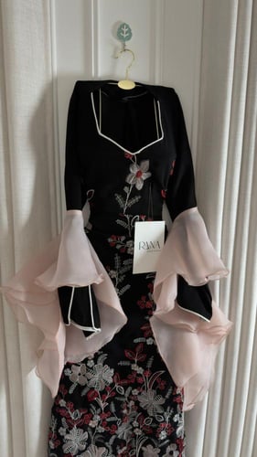 جلابيه أسود ناعم بتفاصيل راقية