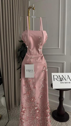 فستان وردي بزهور ثلاثية الأبعاد