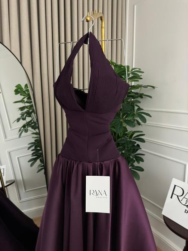 فستان بنفسجي أنيق بقصة هالتر راقية