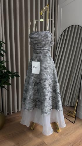 فستان رمادي فاخر بإطلالة ملكية