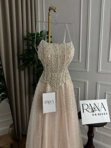 فستان لؤلؤي فخم بإطلالة راقية