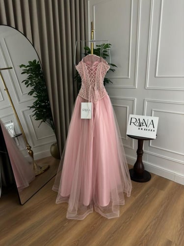 فستان فخم بلمعة لؤلؤية براقة