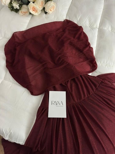 فستان لون عنابي جاذبية واضحة