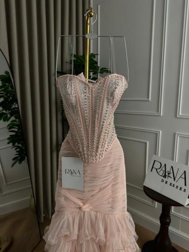 طقم فستان ملكي بتنوره منفصله يبرز جمال ورقه