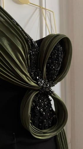 فستان أسود بتفاصيل خضراء فاخرة