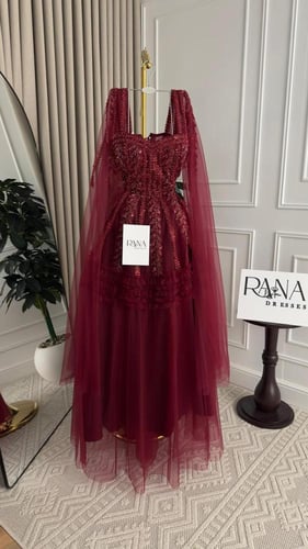 فستان سهرة ملكي مطرز بالأناقة