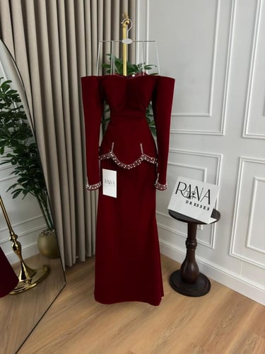فستان أحمر ملكي بتفاصيل فاخرة وأكمام طويلة