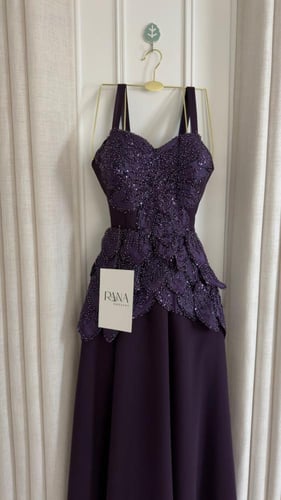 فستان سهرة بتفاصيل فخمة