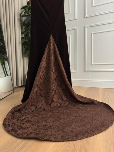 فستان بني مخملي بطابع ملكي