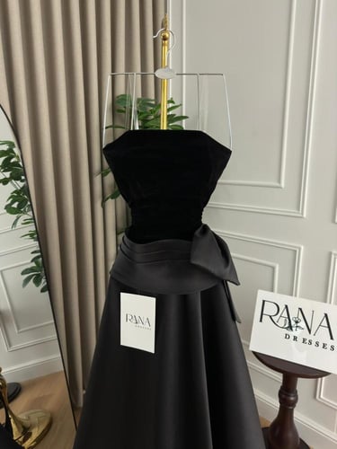 فستان مخمل أسود بلمسة فاخرة