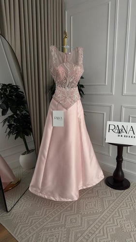 فستان مطرز بالكريستال الفاخر اللامع