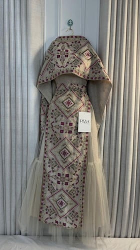 فستان أنيق بطابع تقليدي