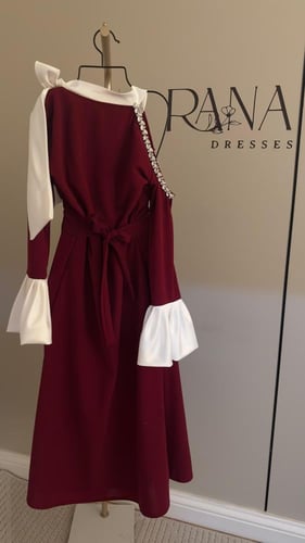 فستان بكتف مكشوف مزخرف بلكريستال وأكمام طويلة مميز...