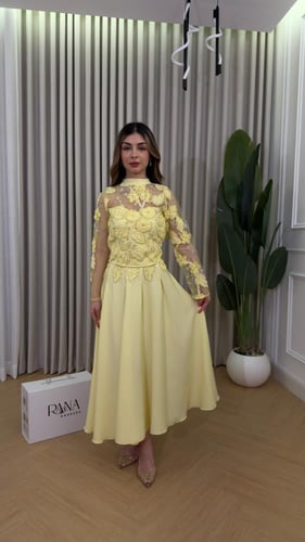 فستان أصفر بأنوثة ناعمة ساحرة